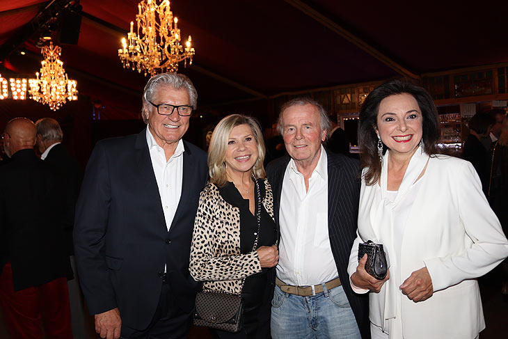 Michael und Marianne Hartl, Eckart Freiherr von Luttitz mit Uschi Dämmrich von Luttiz bei Alfons Schuhbeck's VIP Premiere von "Festival" im teatro 2021/2022 (©Foto: Martin Schmitz)